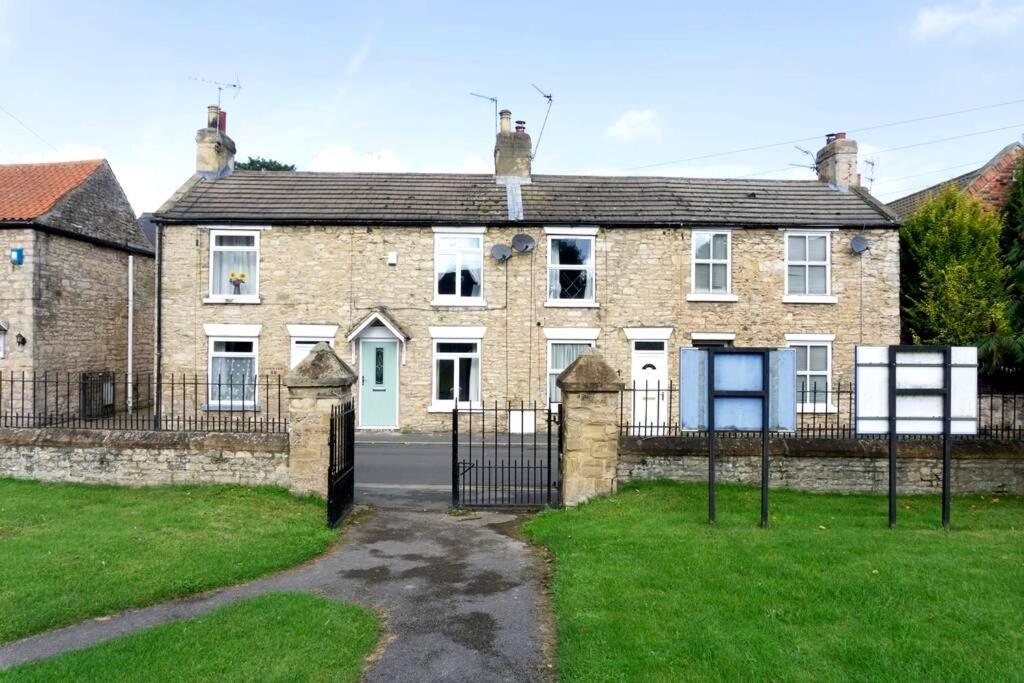 Country Cottage With Church View And Fireplace Near Leeds & York 외부 사진